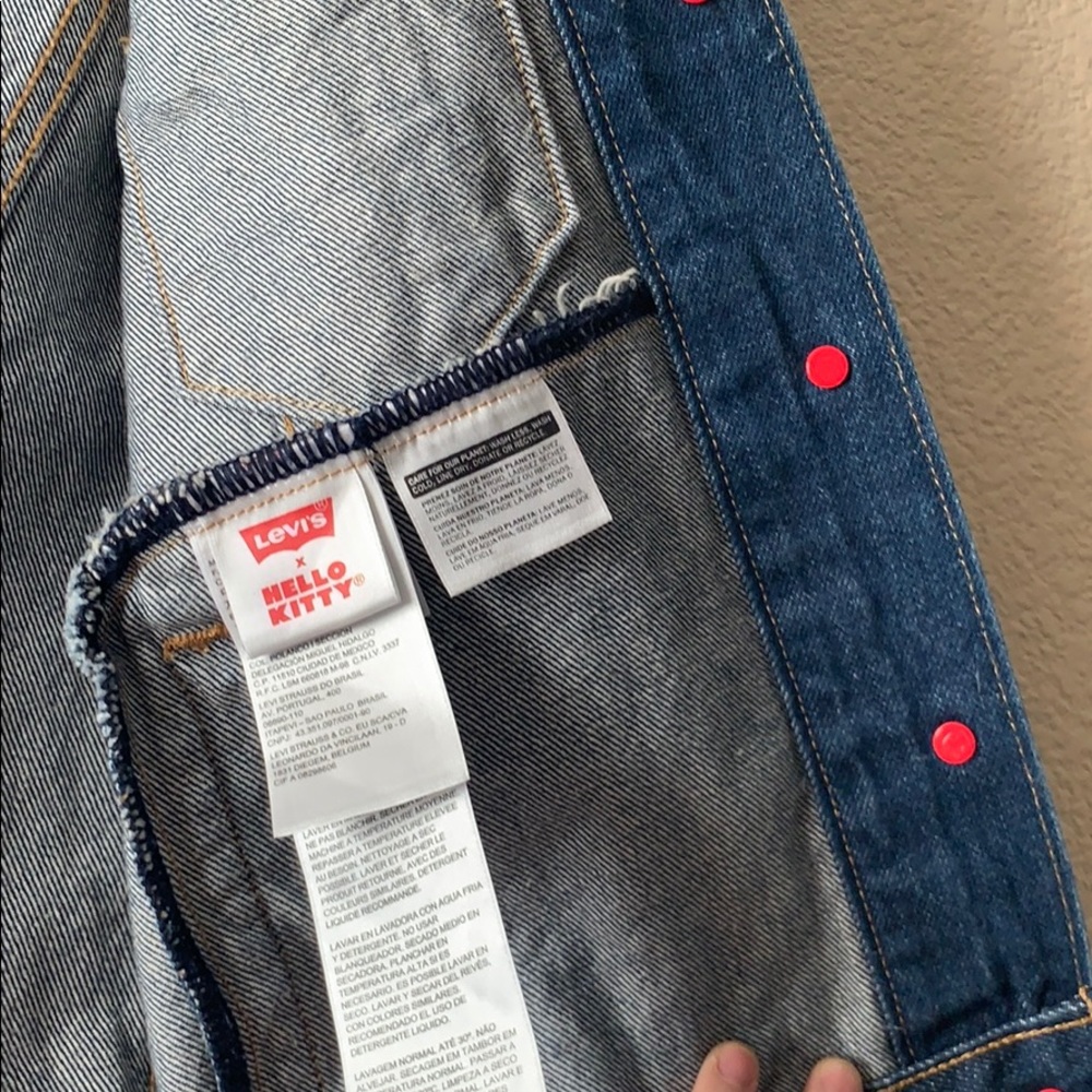NEW Levi’s x Hello Kitty Denim Trucker Jacket - Picture 5 of 11